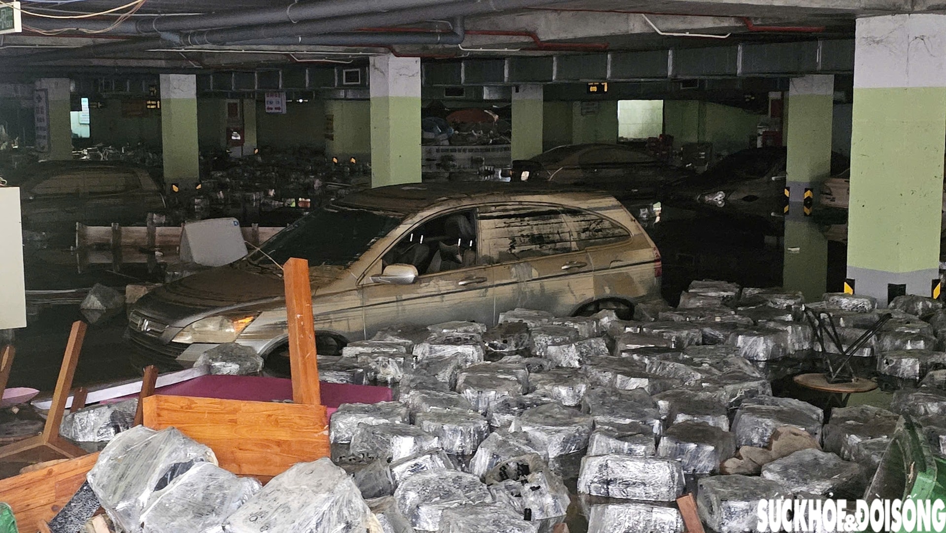 Hàng loạt ô tô, xe máy bị nhấn chìm trong bùn đất, xe cứu hộ 'đắt sô'- Ảnh 10.