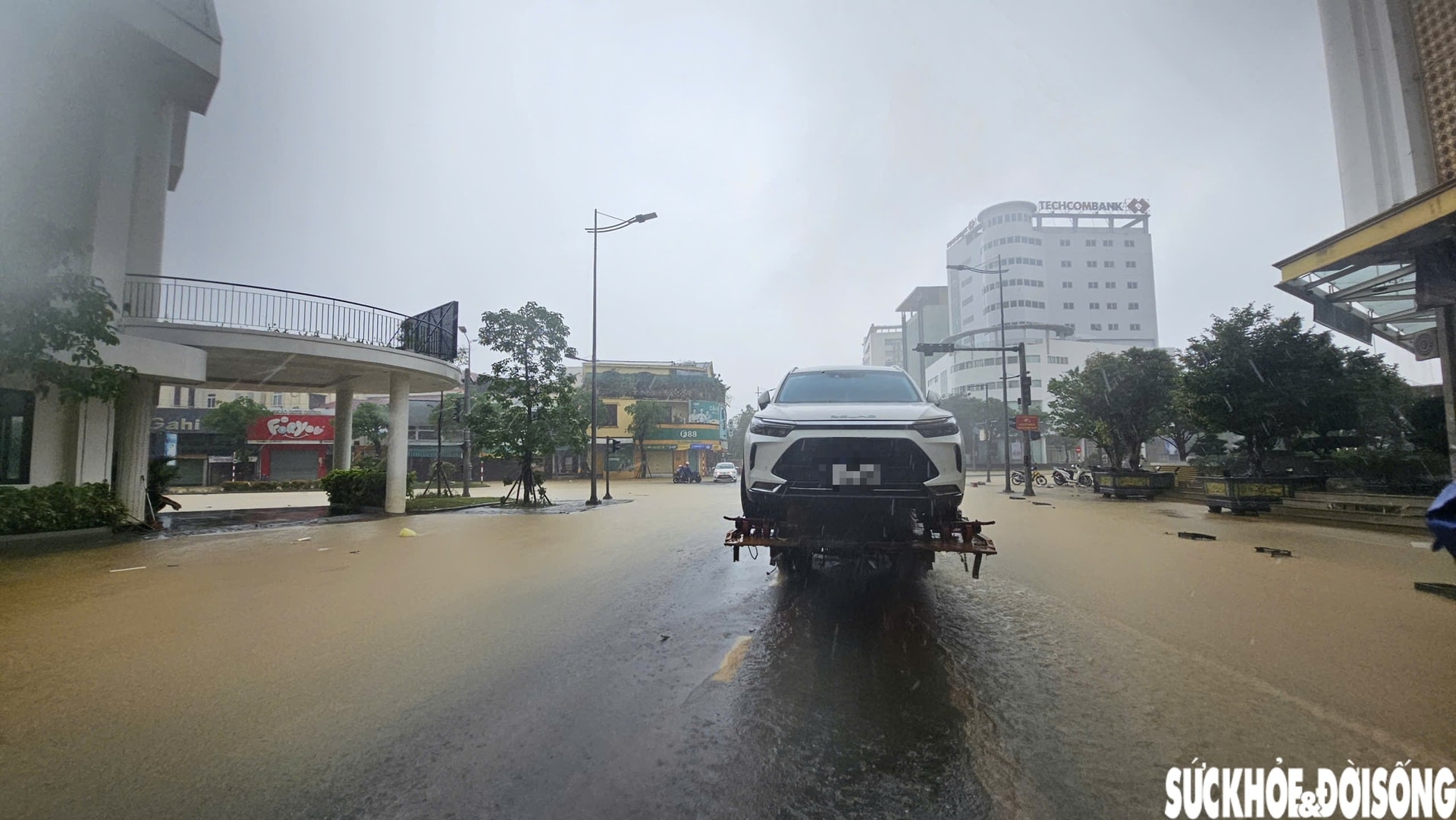 Hàng loạt ô tô, xe máy bị nhấn chìm trong bùn đất, xe cứu hộ 'đắt sô'- Ảnh 11.