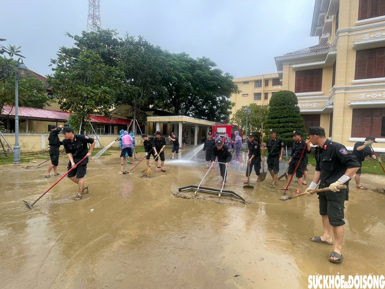 Hàng loạt ô tô, xe máy bị nhấn chìm trong bùn đất, xe cứu hộ 'đắt sô'- Ảnh 12.