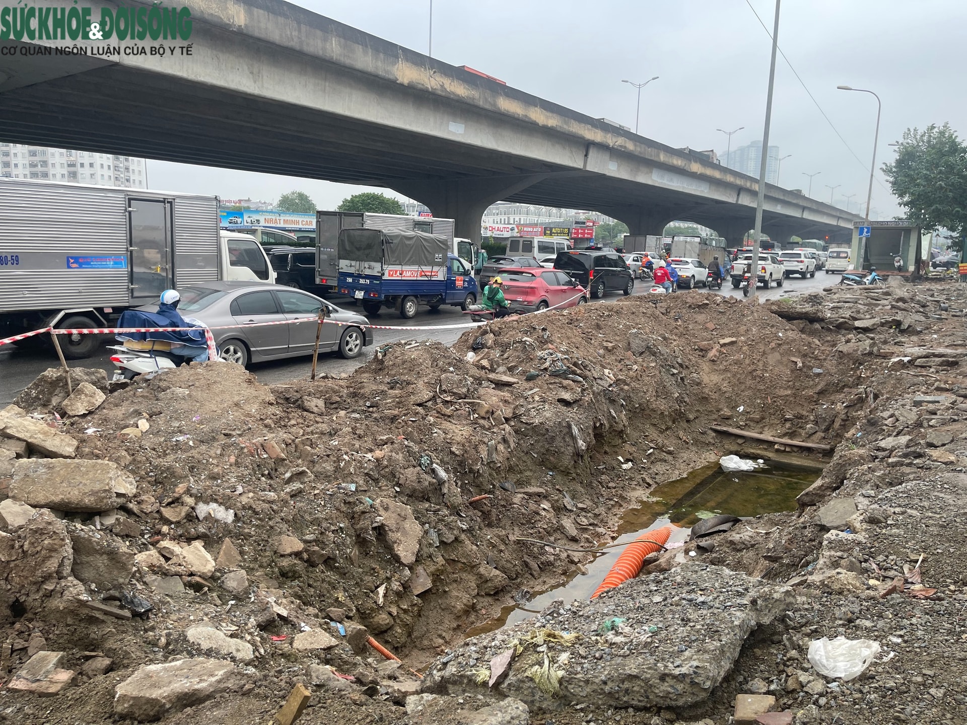 Hà Nội: Vỉa hè Nguyễn Xiển bị đào xới nham nhở, xuất hiện hố sâu nguy hiểm- Ảnh 4. Hà Nội: Vỉa hè Nguyễn Xiển bị đào xới nham nhở, xuất hiện hố sâu nguy hiểm- Ảnh 4.