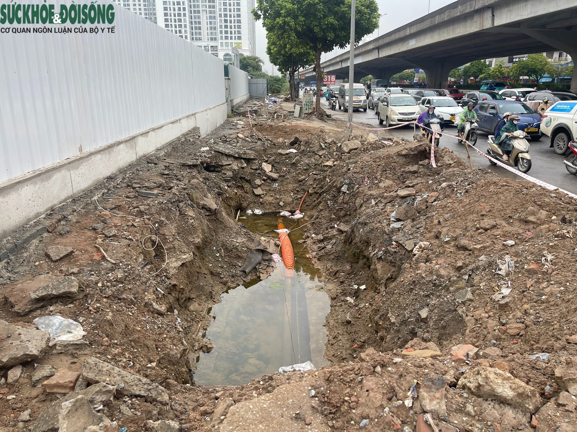 Hà Nội: Vỉa hè Nguyễn Xiển bị đào xới nham nhở, xuất hiện hố sâu nguy hiểm- Ảnh 5. Hà Nội: Vỉa hè Nguyễn Xiển bị đào xới nham nhở, xuất hiện hố sâu nguy hiểm- Ảnh 5.