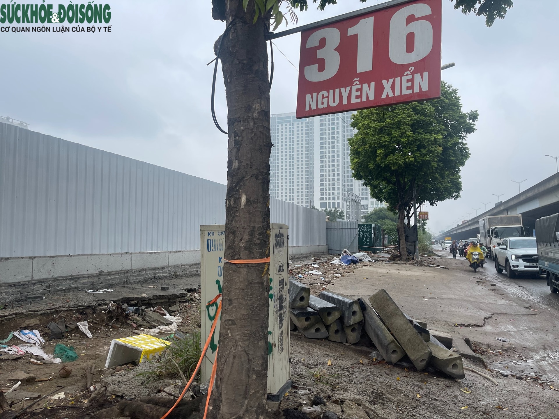 Hà Nội: Vỉa hè Nguyễn Xiển bị đào xới nham nhở, xuất hiện hố sâu nguy hiểm- Ảnh 6. Hà Nội: Vỉa hè Nguyễn Xiển bị đào xới nham nhở, xuất hiện hố sâu nguy hiểm- Ảnh 6.