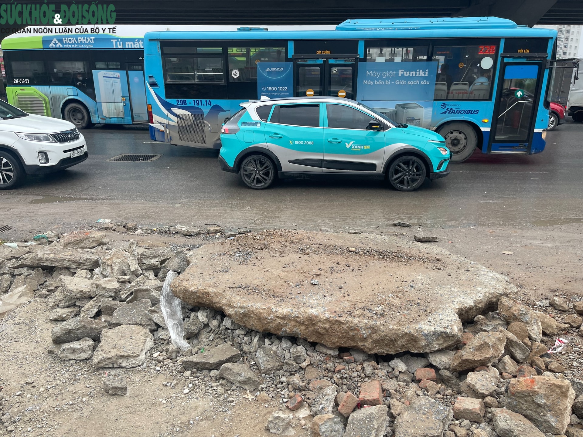 Hà Nội: Vỉa hè Nguyễn Xiển bị đào xới nham nhở, xuất hiện hố sâu nguy hiểm- Ảnh 8. Hà Nội: Vỉa hè Nguyễn Xiển bị đào xới nham nhở, xuất hiện hố sâu nguy hiểm- Ảnh 8.