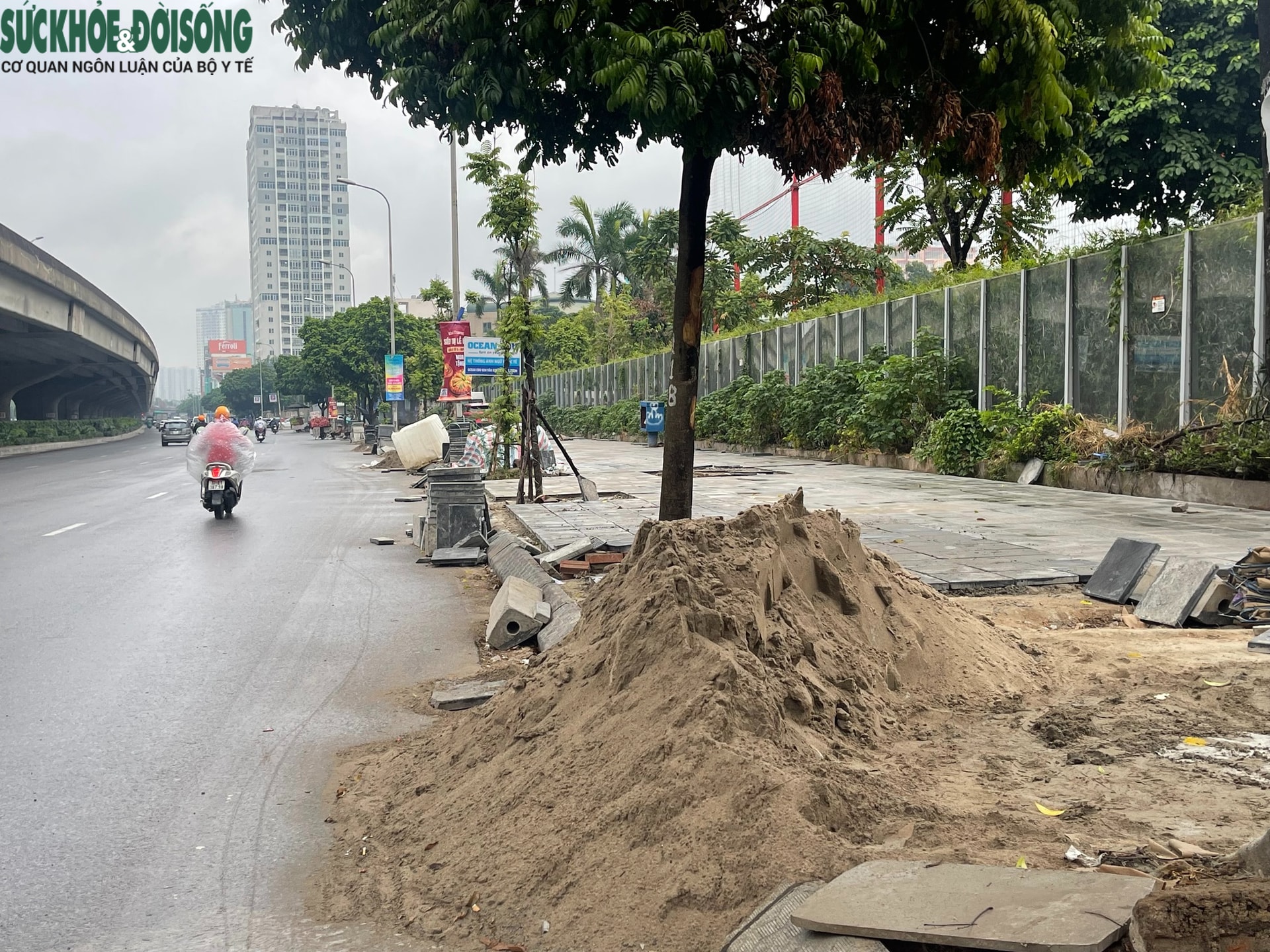 Hà Nội: Vỉa hè Nguyễn Xiển bị đào xới nham nhở, xuất hiện hố sâu nguy hiểm- Ảnh 9. Hà Nội: Vỉa hè Nguyễn Xiển bị đào xới nham nhở, xuất hiện hố sâu nguy hiểm- Ảnh 9.