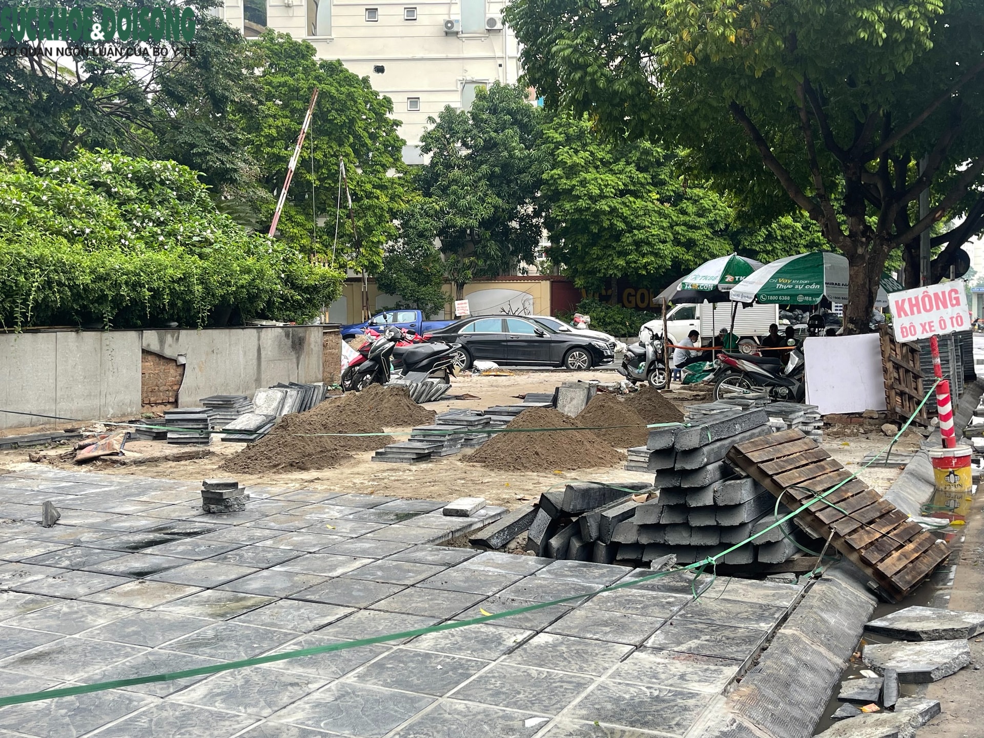 Hà Nội: Vỉa hè Nguyễn Xiển bị đào xới nham nhở, xuất hiện hố sâu nguy hiểm- Ảnh 11. Hà Nội: Vỉa hè Nguyễn Xiển bị đào xới nham nhở, xuất hiện hố sâu nguy hiểm- Ảnh 11.