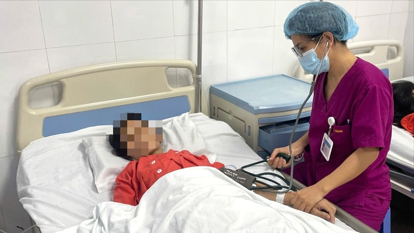 Người phụ nữ đau tức bụng dưới, khó thở, bác sĩ 'lấy ra' khối u xơ tử cung gần 10kg- Ảnh 1.