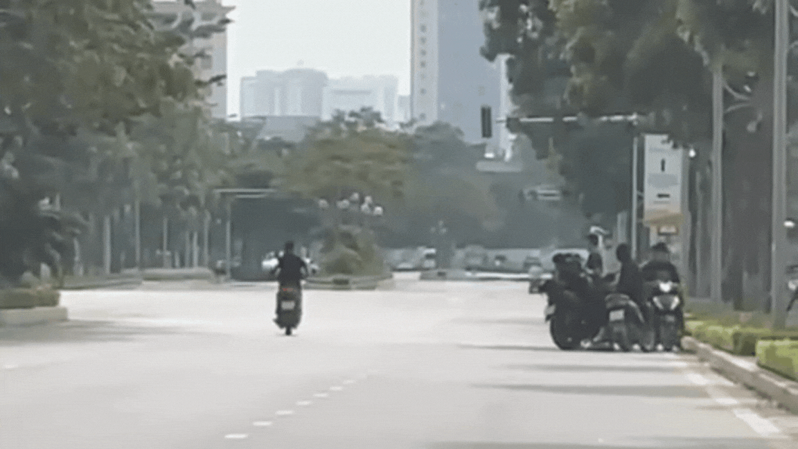 Hà Nội: Thiếu niên bốc đầu xe máy giữa phố, bố bị phạt 9 triệu đồng Hà Nội: Thiếu niên bốc đầu xe máy giữa phố, bố bị phạt 9 triệu đồng