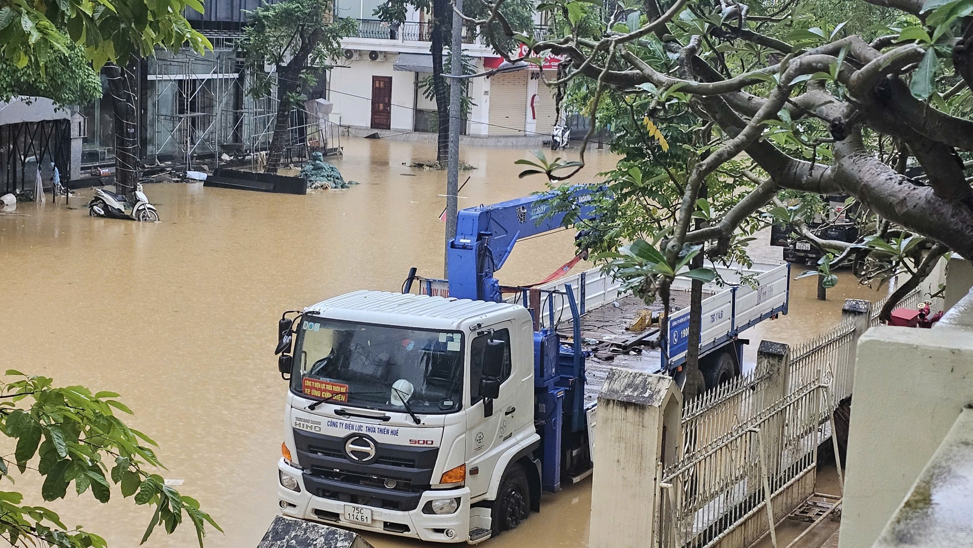 Tình người trong cơn lũ lịch sử- Ảnh 10.