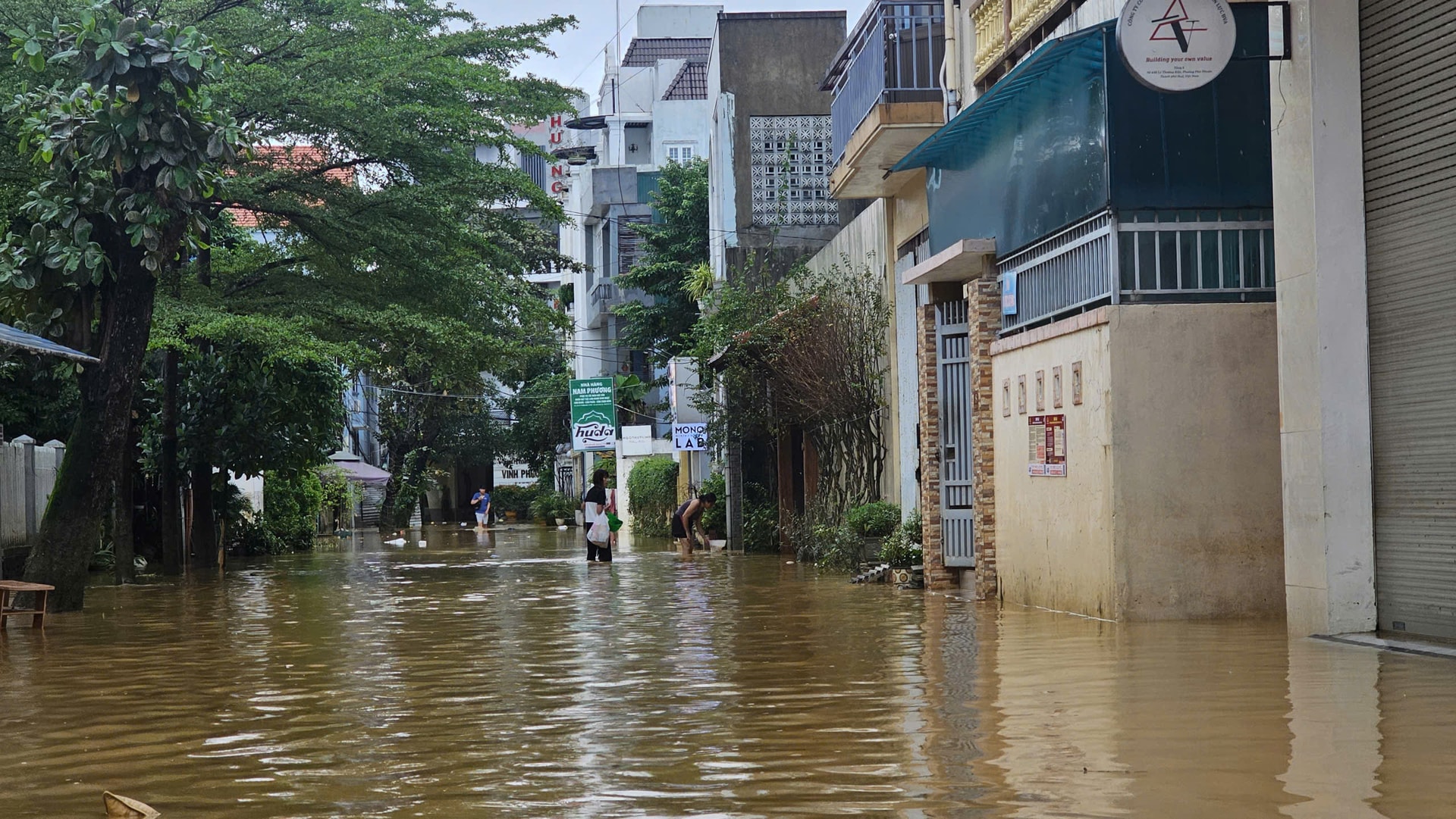 'Trạm sạc lưu động' hỗ trợ người dân nơi tâm lũ Huế- Ảnh 4.