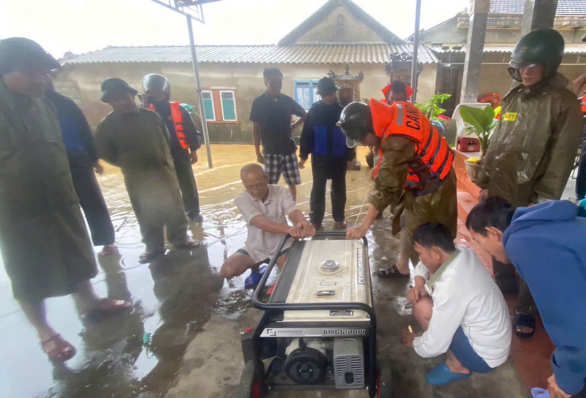 'Trạm sạc lưu động' hỗ trợ người dân nơi tâm lũ Huế- Ảnh 1.