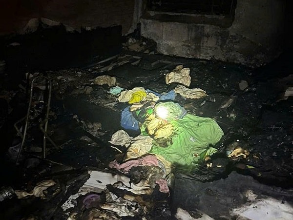 Cháy chung cư ở Hà Nội, 2 người mắc kẹt may mắn thoát nạn- Ảnh 3.