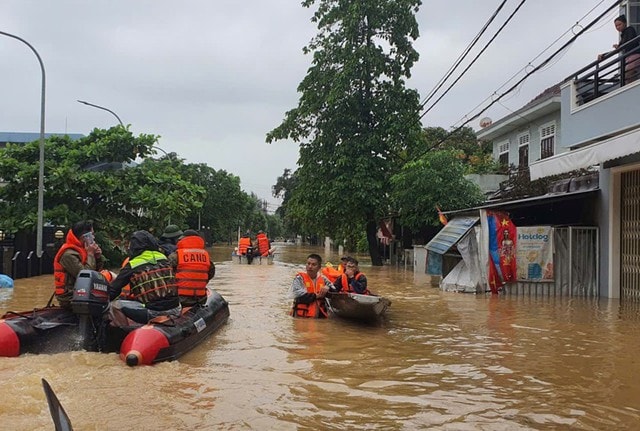 Mưa lớn vẫn chưa kết thúc, nhiều nơi ở miền Trung còn ngập sâu- Ảnh 2.