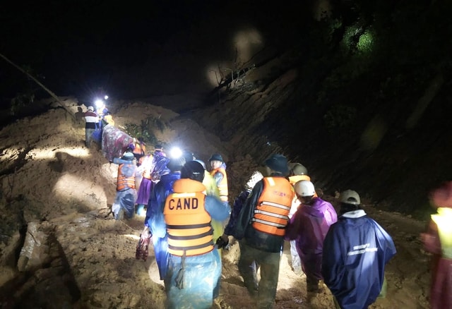 Nghẹt thở hành trình 20km xuyên đêm khiêng 3 người bị thương ở Đà Nẵng đến bệnh viện- Ảnh 1. Nghẹt thở hành trình 20km xuyên đêm khiêng 3 người bị thương ở Đà Nẵng đến bệnh viện- Ảnh 1.