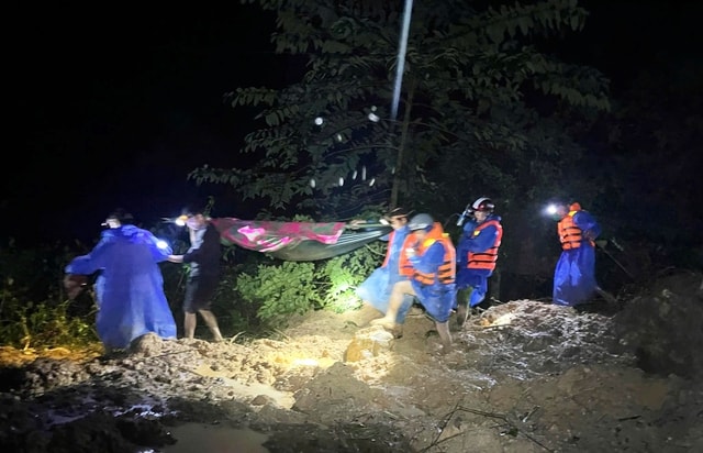 Nghẹt thở hành trình 20km xuyên đêm khiêng 3 người bị thương ở Đà Nẵng đến bệnh viện- Ảnh 2. Nghẹt thở hành trình 20km xuyên đêm khiêng 3 người bị thương ở Đà Nẵng đến bệnh viện- Ảnh 2.