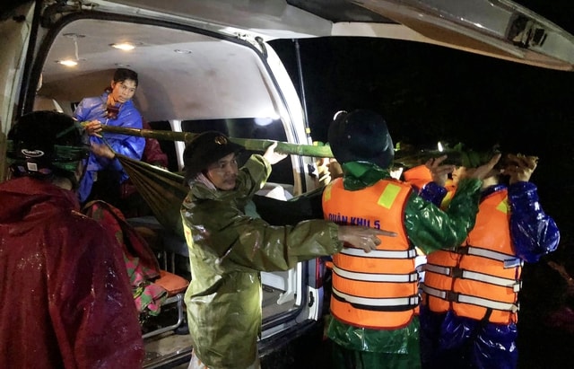 Nghẹt thở hành trình 20km xuyên đêm khiêng 3 người bị thương ở Đà Nẵng đến bệnh viện- Ảnh 4. Nghẹt thở hành trình 20km xuyên đêm khiêng 3 người bị thương ở Đà Nẵng đến bệnh viện- Ảnh 4.