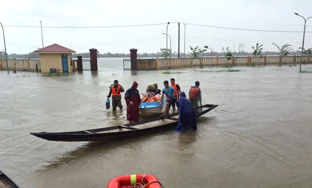Đoàn cứu trợ may mắn thoát nạn khi lật ghe giữa đồng nước lũ- Ảnh 2.