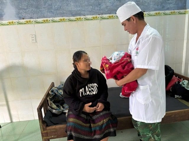 Quân y hỗ trợ thai phụ vùng biên khó sinh 'vượt cạn' khi mưa lũ chia cắt- Ảnh 1. Quân y hỗ trợ thai phụ vùng biên khó sinh 'vượt cạn' khi mưa lũ chia cắt- Ảnh 1.