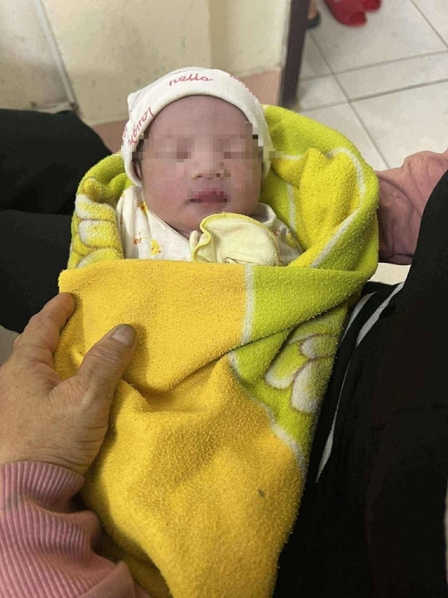 Phát hiện cháu bé còn nguyên dây rốn trong căn nhà hoang- Ảnh 1.