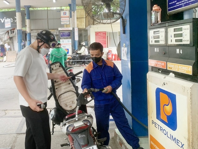 Giá xăng dầu đồng loạt tăng, RON95 lên 20.488 đồng/lít- Ảnh 2. giá xăng