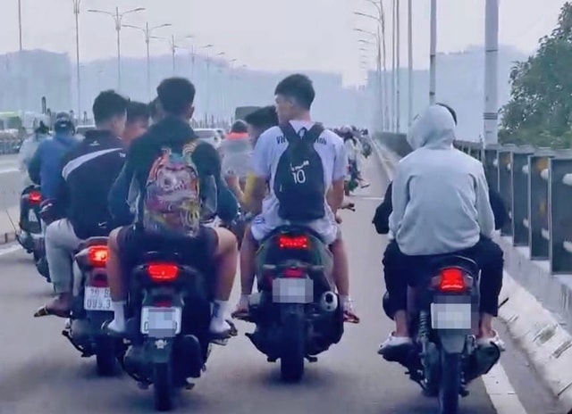 Xử lý nhóm thanh niên không mũ bảo hiểm, chạy xe dàn hàng ngang trên cầu Vĩnh Tuy- Ảnh 1. Xử lý nhóm thanh niên không mũ bảo hiểm, chạy xe dàn hàng ngang trên cầu Vĩnh Tuy- Ảnh 1.