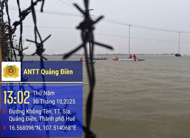 Đoàn cứu trợ may mắn thoát nạn khi lật ghe giữa đồng nước lũ- Ảnh 1.