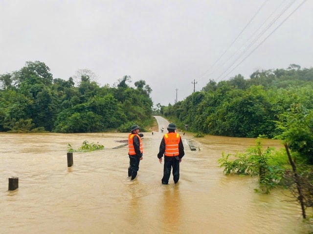 Quảng Trị ngập sâu, đất đá vùi lấp nhiều chuồng trại, ruộng đồng- Ảnh 7.