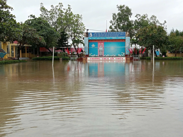 Quảng Trị ngập sâu, đất đá vùi lấp nhiều chuồng trại, ruộng đồng- Ảnh 2.