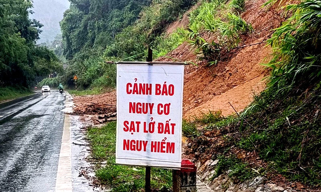 Quảng Trị ngập sâu, đất đá vùi lấp nhiều chuồng trại, ruộng đồng- Ảnh 1.