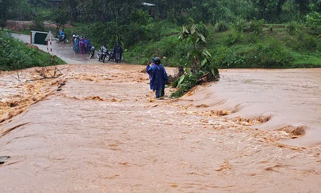 Quảng Trị ngập sâu, đất đá vùi lấp nhiều chuồng trại, ruộng đồng- Ảnh 3.