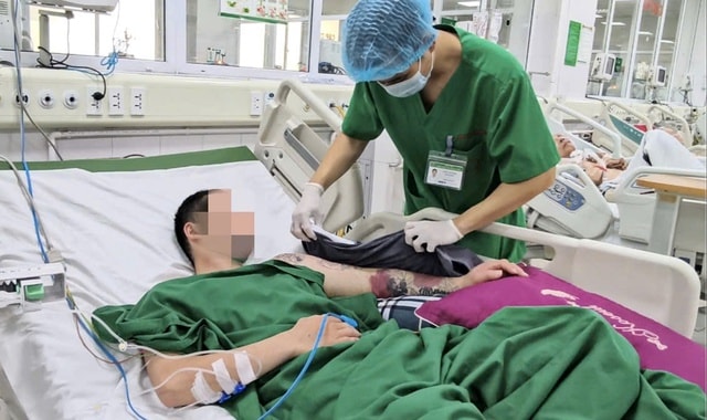 Thanh niên thợ mộc suýt mất tay chỉ vì bị muỗi đốt- Ảnh 3. Thanh niên thợ mộc suýt mất tay chỉ vì bị muỗi đốt- Ảnh 3.