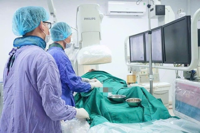 Can thiệp nội mạch kịp thời, cứu sống bệnh nhân đột quỵ nguy kịch- Ảnh 1.