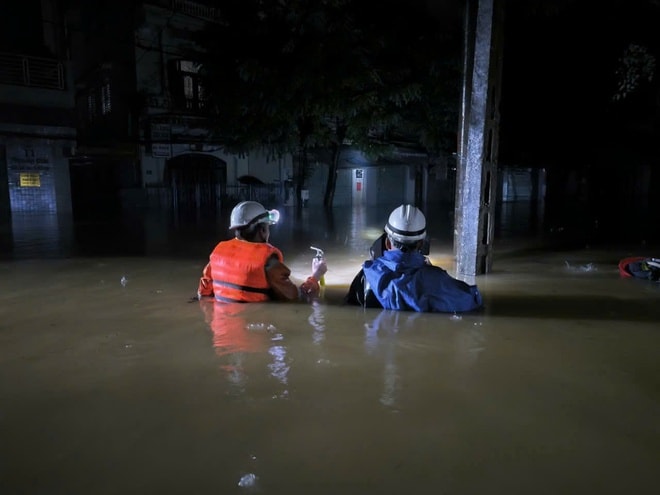 Tình người trong cơn lũ lịch sử- Ảnh 7.