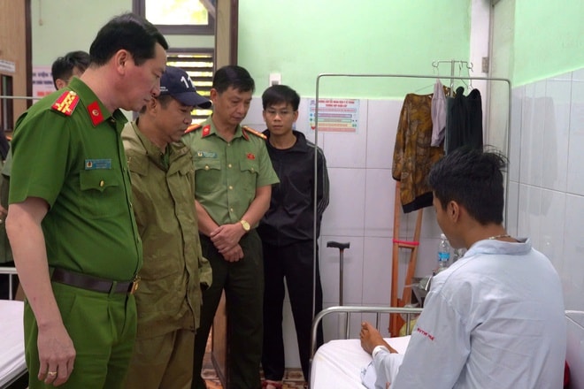 Tình người trong cơn lũ lịch sử- Ảnh 4.