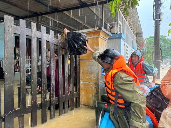 Tình người trong cơn lũ lịch sử- Ảnh 3.