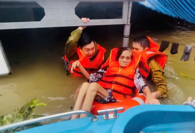 Tình người trong cơn lũ lịch sử- Ảnh 2.