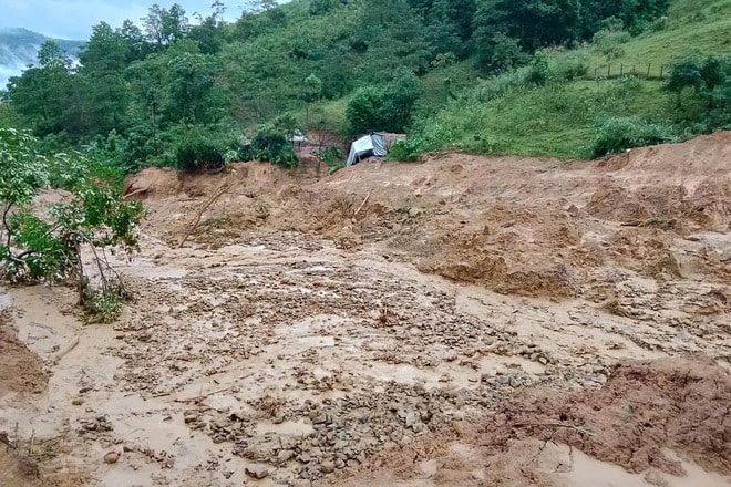 Quảng Trị ngập sâu, đất đá vùi lấp nhiều chuồng trại, ruộng đồng- Ảnh 5.