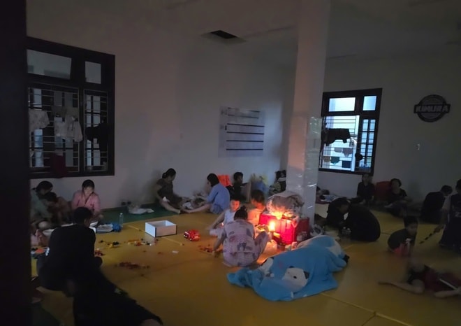 'Trạm sạc lưu động' hỗ trợ người dân nơi tâm lũ Huế- Ảnh 3.