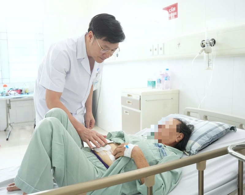 Ca mổ cứu cụ bà 85 tuổi bị ung thư dạ dày mắc nhiều bệnh nền nguy hiểm- Ảnh 2.