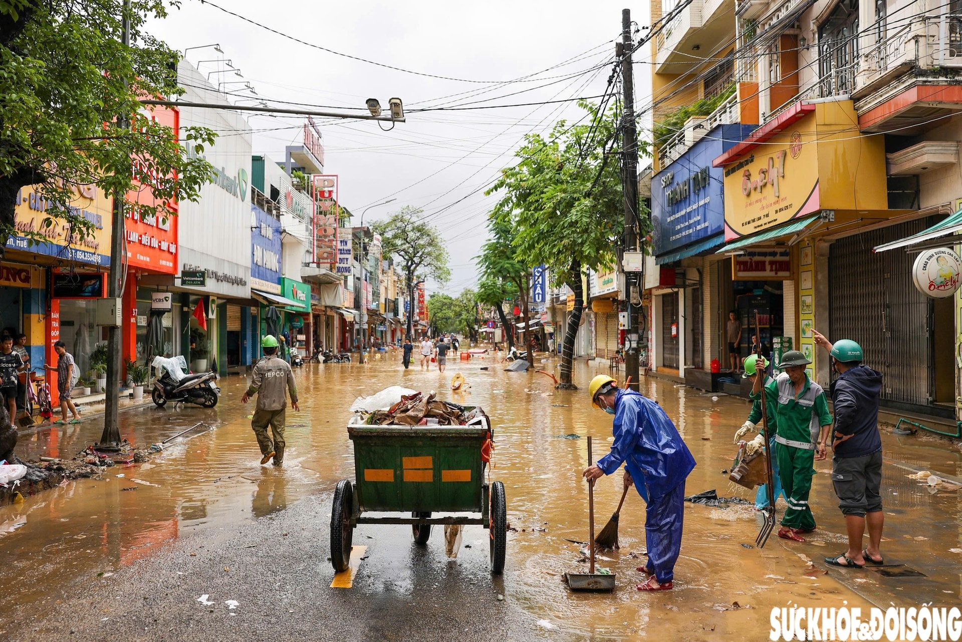 Huế ngập bùn đất và rác thải sau lũ, tổng lực dọn dẹp ổn định cuộc sống- Ảnh 1.