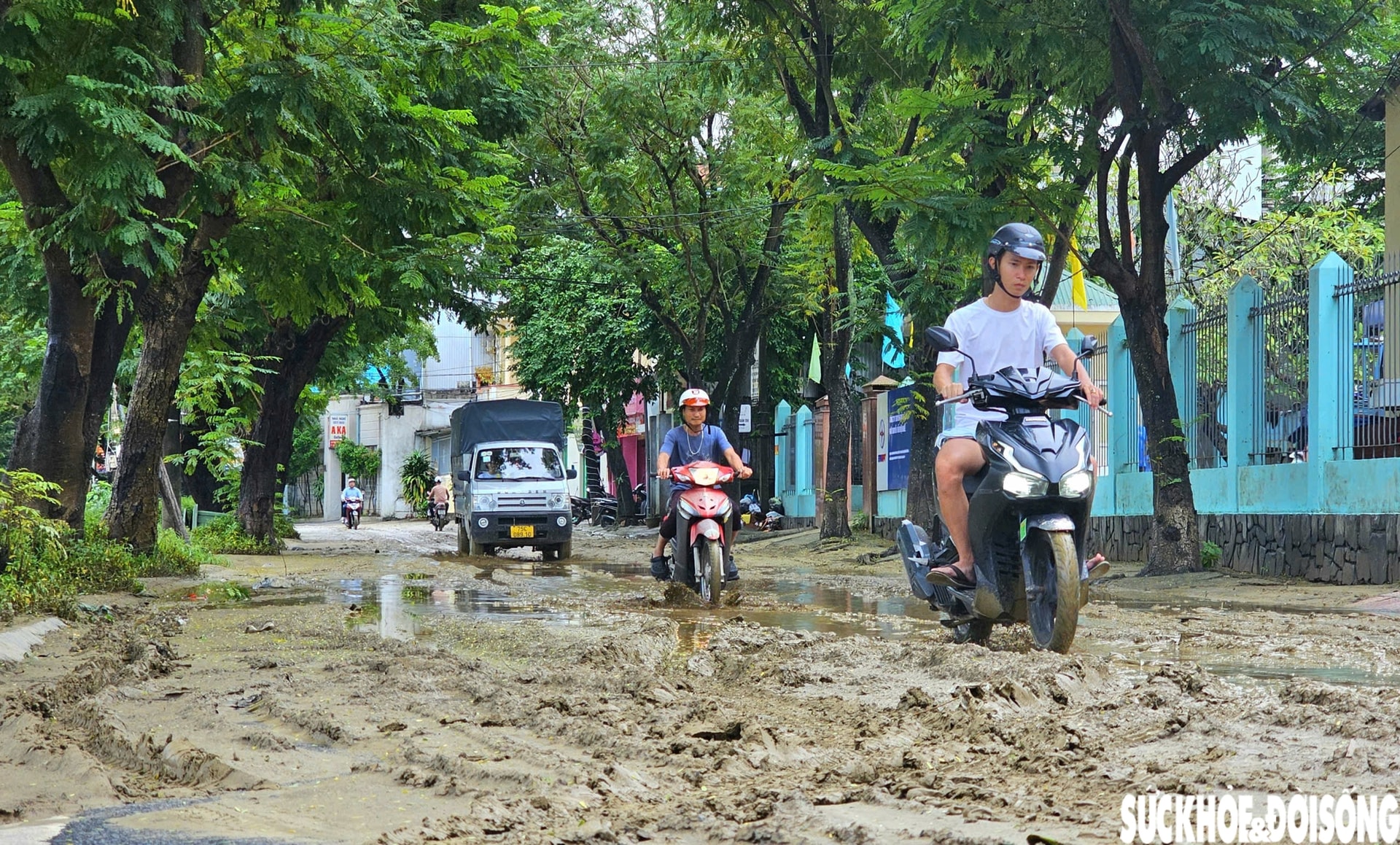 Huế ngập bùn đất và rác thải sau lũ, tổng lực dọn dẹp ổn định cuộc sống- Ảnh 2.