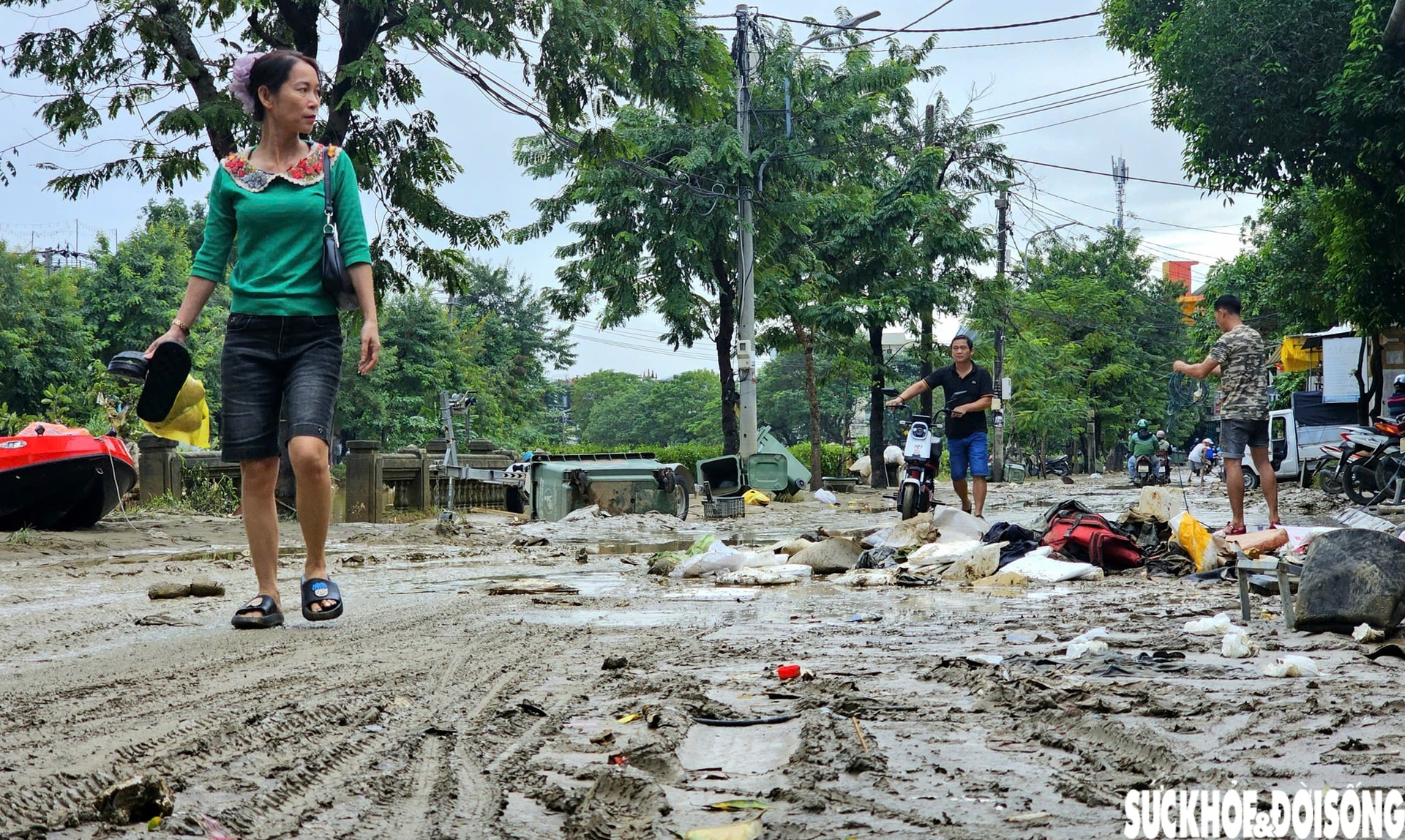 Huế ngập bùn đất và rác thải sau lũ, tổng lực dọn dẹp ổn định cuộc sống- Ảnh 3.
