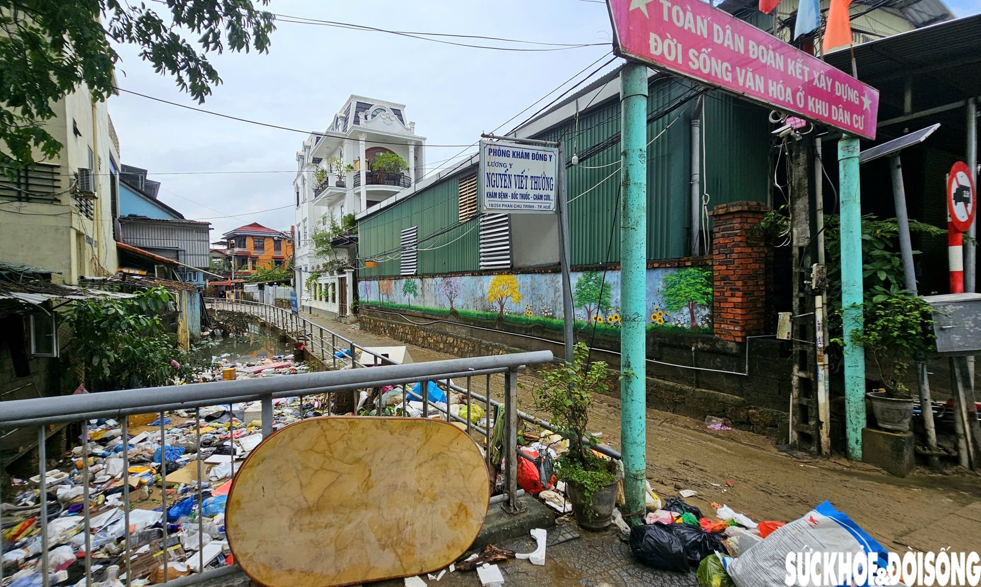 Huế ngập bùn đất và rác thải sau lũ, tổng lực dọn dẹp ổn định cuộc sống- Ảnh 4.