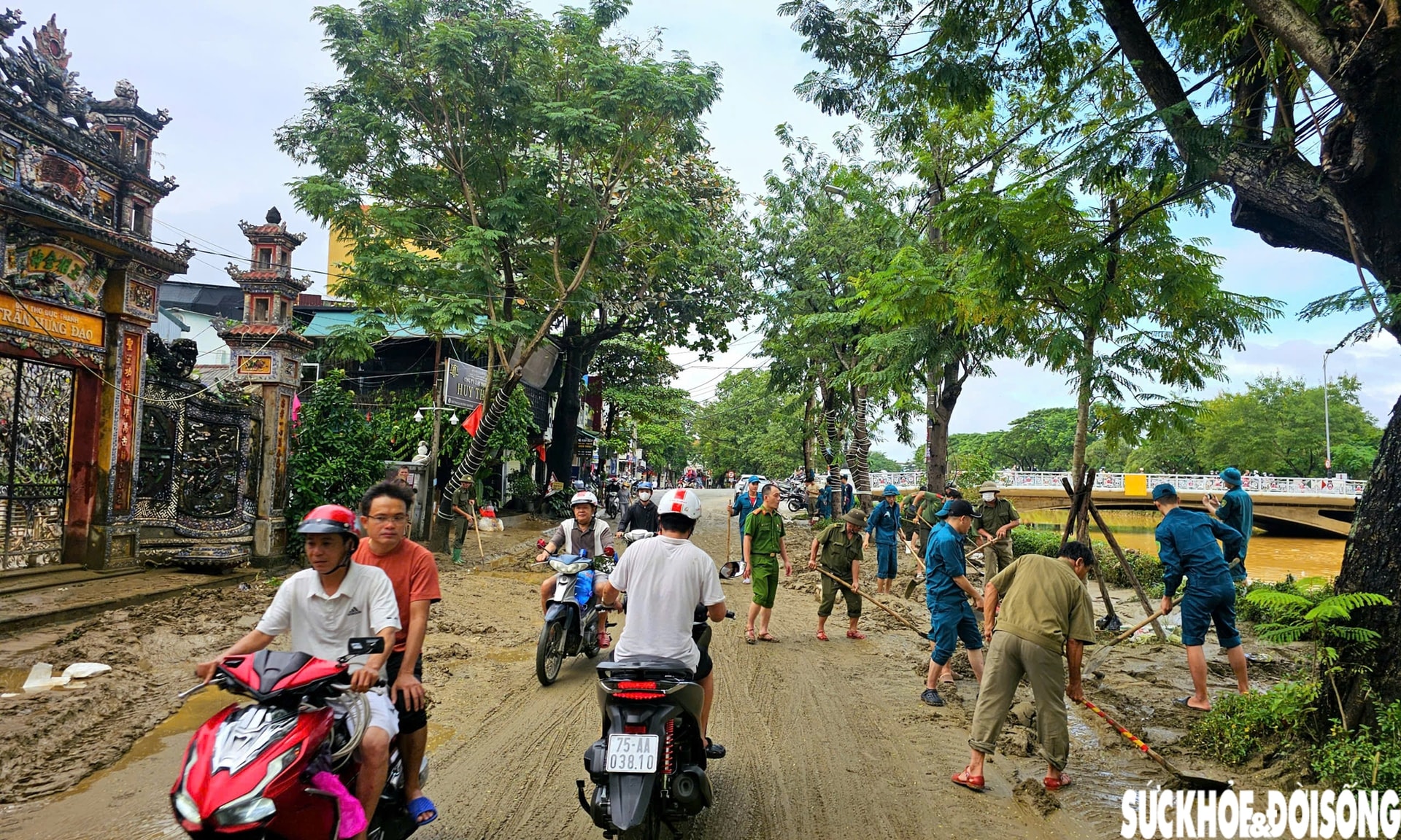 Huế ngập bùn đất và rác thải sau lũ, tổng lực dọn dẹp ổn định cuộc sống- Ảnh 5.