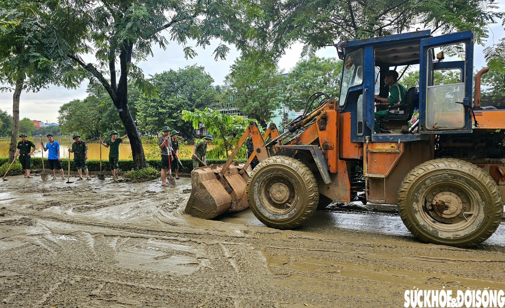 Huế ngập bùn đất và rác thải sau lũ, tổng lực dọn dẹp ổn định cuộc sống- Ảnh 6.