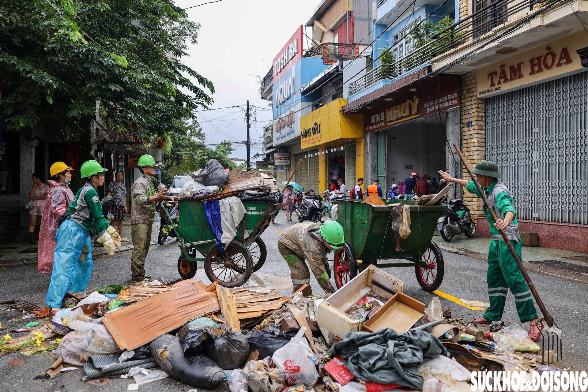 Huế ngập bùn đất và rác thải sau lũ, tổng lực dọn dẹp ổn định cuộc sống- Ảnh 7.