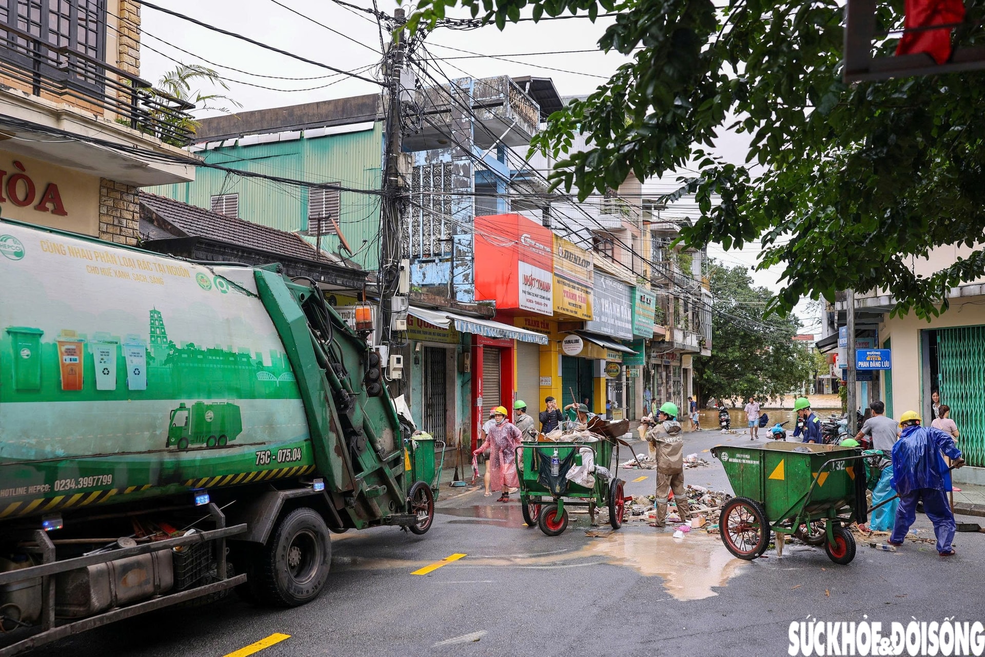 Huế ngập bùn đất và rác thải sau lũ, tổng lực dọn dẹp ổn định cuộc sống- Ảnh 8.