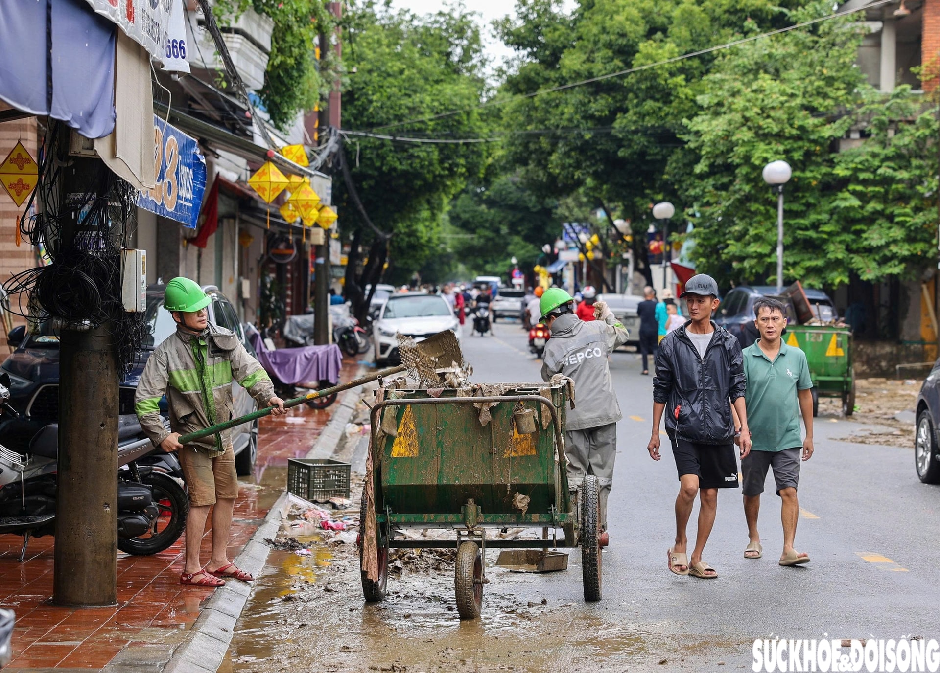 Huế ngập bùn đất và rác thải sau lũ, tổng lực dọn dẹp ổn định cuộc sống- Ảnh 9.