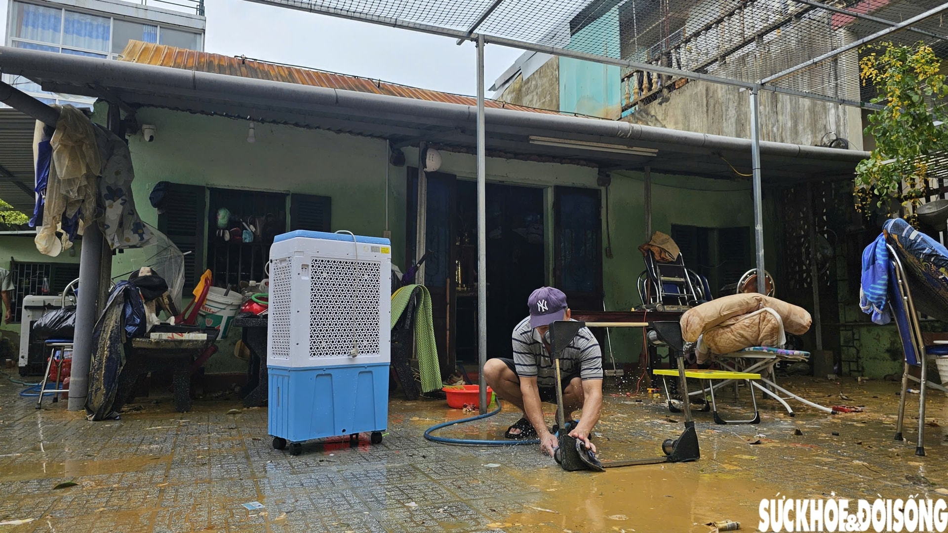 Người dân nội thành Huế sau lũ lịch sử: 'Bất lực nhìn tài sản bị nước nhấn chìm'- Ảnh 2. Người dân nội thành Huế sau lũ lịch sử: 'Bất lực nhìn tài sản bị nước nhấn chìm'- Ảnh 2.