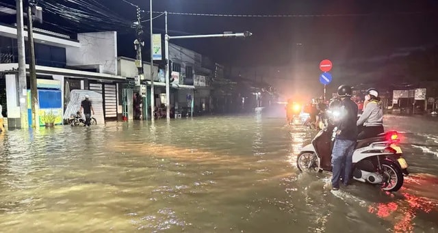 Mưa lớn, nước lũ dâng cao khiến Quốc lộ 1A qua Lâm Đồng bị chia cắt- Ảnh 1.