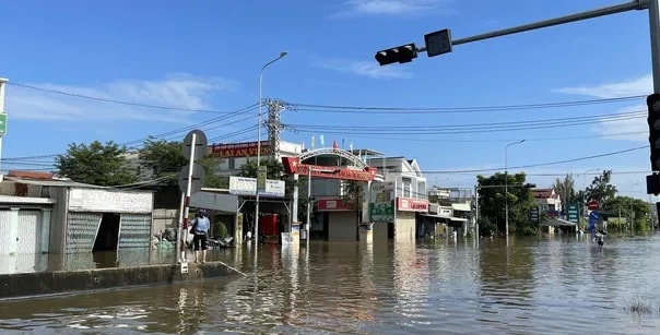 Mưa lớn, nước lũ dâng cao khiến Quốc lộ 1A qua Lâm Đồng bị chia cắt- Ảnh 2.